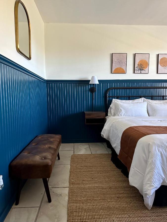 Budget Host East End Hotel In Риверхед Экстерьер фото