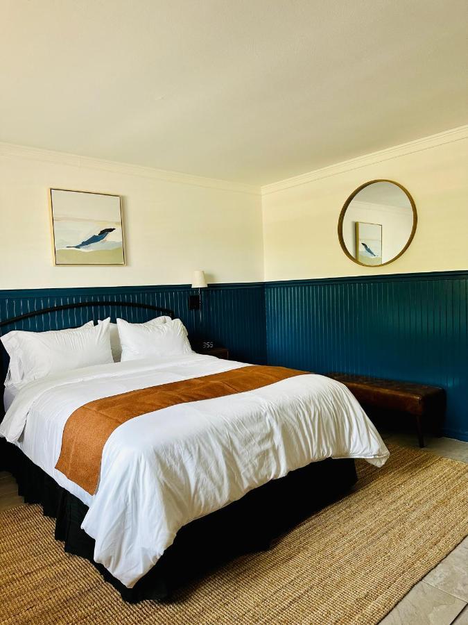 Budget Host East End Hotel In Риверхед Экстерьер фото