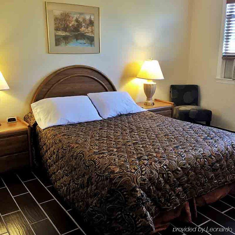 Budget Host East End Hotel In Риверхед Экстерьер фото