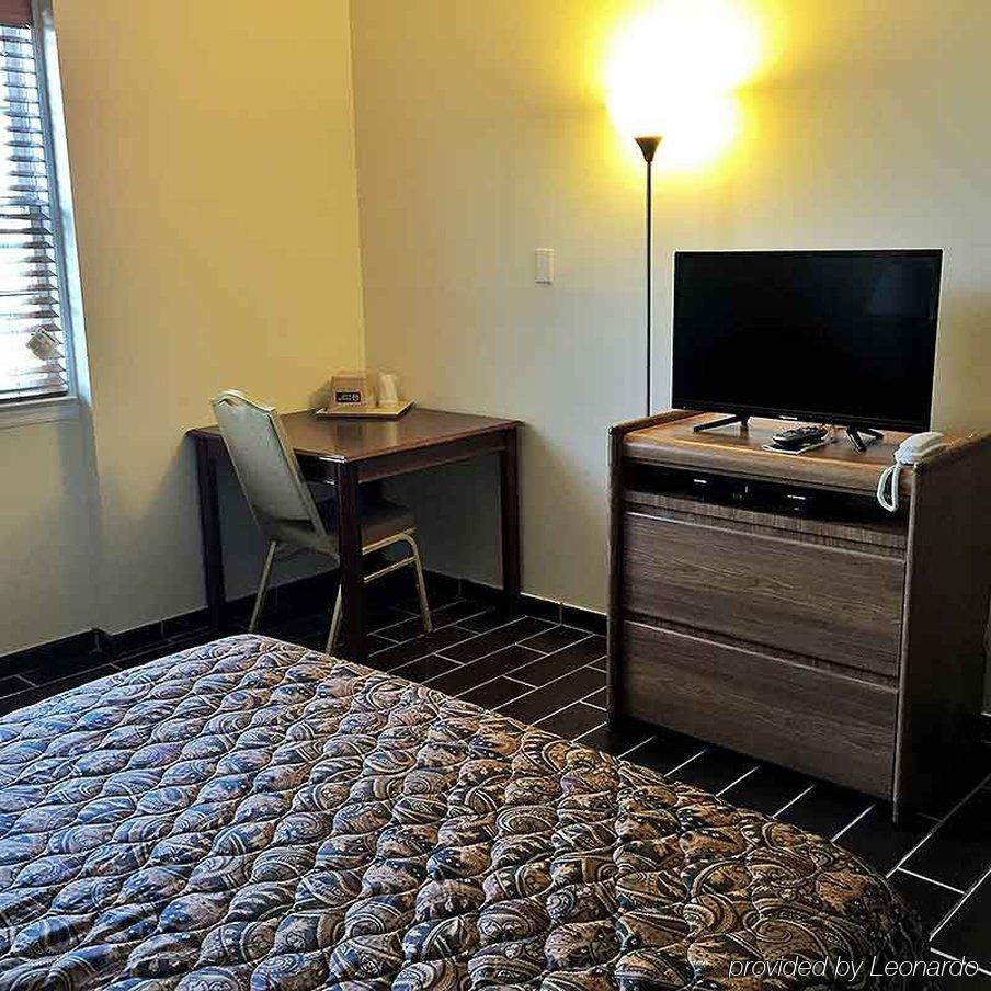 Budget Host East End Hotel In Риверхед Экстерьер фото