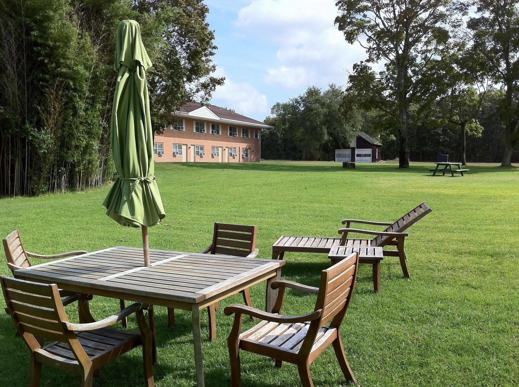 Budget Host East End Hotel In Риверхед Экстерьер фото
