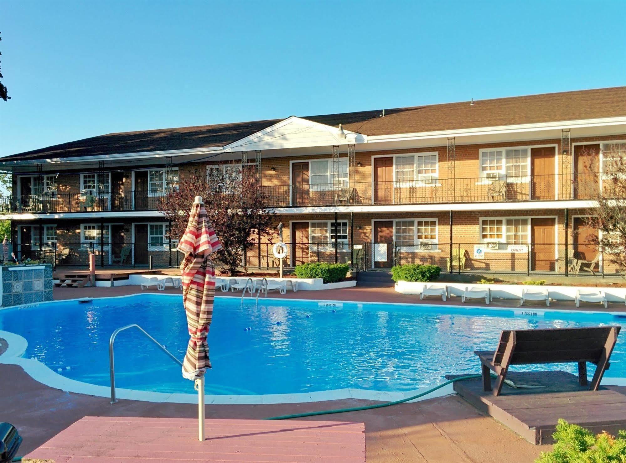 Budget Host East End Hotel In Риверхед Экстерьер фото